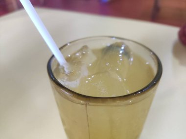 Bir bardak suya yaklaş.