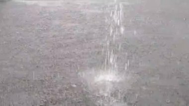 Şiddetli yağmurdan toplanan güçlü bir su akışı