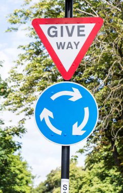 Yol verin ve Roundabout yol tabelası uk