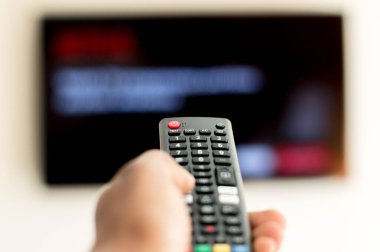 Akıllı bir televizyonun erişkin kumandası