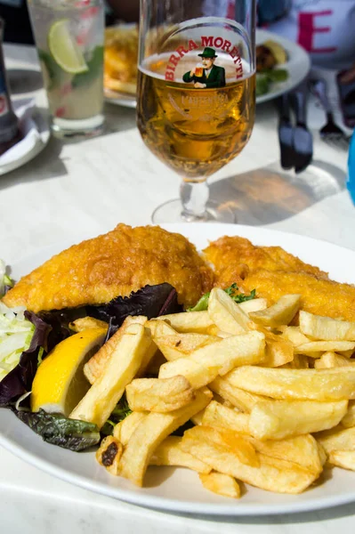 Authentique Fish Chips Sur Table Avec Bière Dans Restaurant Brighton — Photo