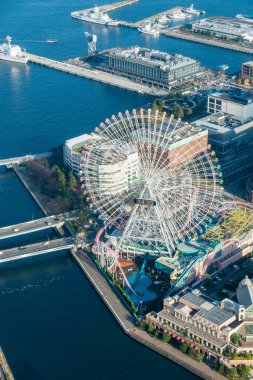 Yokohama, Japonya - 12.09.2022: Kozmo Saati 21, güneşli bir kış gününde Yokohama Şehir Kulesi 'nin gözlemevinden izlendi.