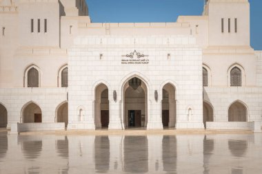 Muscat, Umman - 04.04.2018 Kraliyet Opera Evi Muscat. Sultan Qaboos tarafından inşa edildi, klasik müziğin büyük hayranıdır. Mermer cephe, zemin ve kemerler. Güzel modern Arap mimarisi