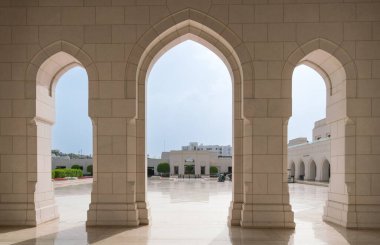 Muscat, Umman - 04.04.2018 Kraliyet Opera Evi Muscat. Sultan Qaboos tarafından inşa edildi, klasik müziğin büyük hayranıdır. Mermer cephe, zemin ve kemerler. Güzel modern Arap mimarisi