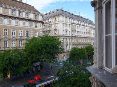 Budapeşte, Macaristan - 15.05.2015: Budapeşte şehir merkezindeki eski güzel evler 4. kattaki pencereden görülüyor