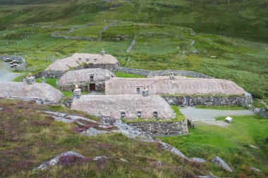 Garenin, İskoçya - 08.25.2016: Gearrannan Blackhouse Village 'ın eski taş evleri .