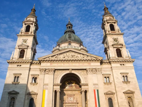 ブダペスト ハンガリー 2015 ブダペストの聖シュテファン大聖堂 ローマ カトリック大聖堂の劇的な低角度撮影 セントイストバンBazilika暗い青空に対する美しい黄金の時間の光で — ストック写真