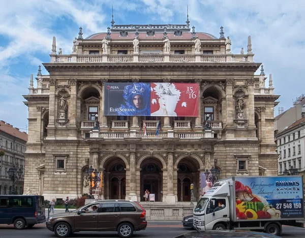 Budapeşte, Macaristan - 15.05.2015: Budapeşte Opera binasının önü ve önü yoğun saatlerde geçen arabalar