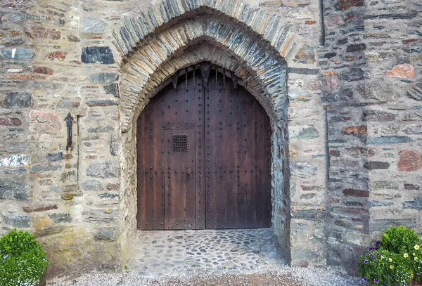 stock image Wooden gate of Eilean Donan castle. Medieval Scottish castle by the water on a nice summer day. Castle in Scottish highlands. Cultural heritage of Scotland