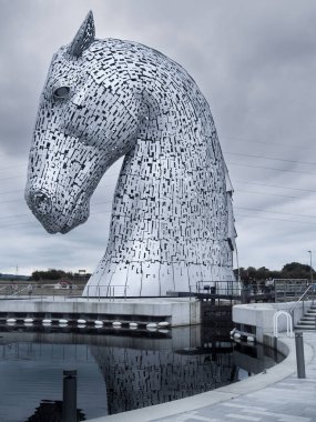 Grangemouth, İskoçya - 08.25.2016: Soğuk ve bulutlu bir günde dev metal Kelpies heykelleri. İskoçya 'nın ünlü turistik merkezi. Dev at heykelleri.