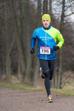 Ostrava, Çek Cumhuriyeti - 02.04.2023: Erkek koşucuların kış amatör koşu yarışı sırasında spor giyim yarışlarında dikey çekimleri. Soğuk kış günlerinde yarışma düzenleriz. Zararsız kış koşusu
