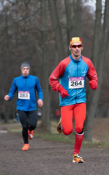 Ostrava Czechia 2023 在冬季业余跑步比赛中男子选手的垂直射击 在寒冷的冬日跑步比赛 创新的冬季跑步 — 图库照片