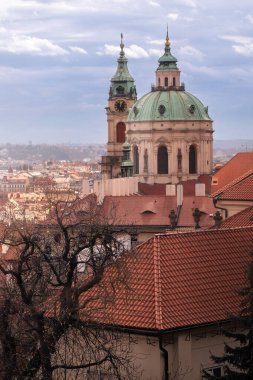 Eski Prag kasabasındaki Aziz Nicholas Kilisesi 'nin romantik manzarası. Baharın bulutlu bir gününde. Sıcak pastel renkler. Dünyanın en güzel şehri. Kova listesi konumu. Çek başkentinde bahar