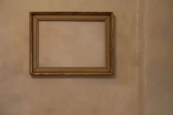 空荡荡的画框上挂着一幅白色的橙色墙壁 上面挂着威尼斯面团 带有复制空间的艺术家庭内部概念 — 图库照片