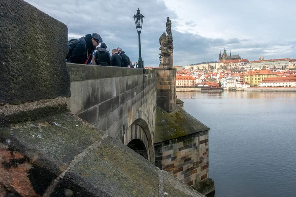 Prague Czechia 2023 People Admiring View Prague Castle Vitus Cathedral — Stock Photo, Image
