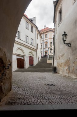 Prag, Çek Cumhuriyeti - 03.24.2023: Prag 'ın eski ve romantik adalarında yürüyen insanlar