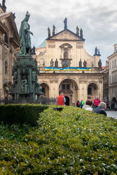Praga Chequia 2023 Gente Caminando Alrededor Estatua Del Rey Carlos — Foto de Stock