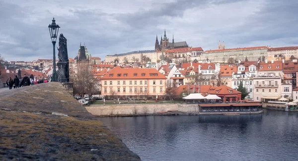Прага Чехія 2023 Люди Захоплюються Видом Празький Замок Собор Святого — стокове фото