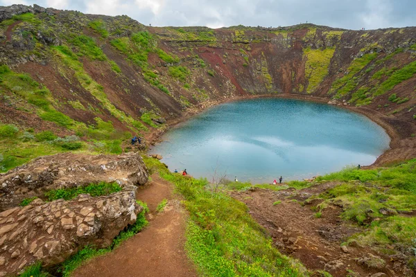 Верхній Вигляд Озера Кратер Ісландії Похмурий День Людьми Ходять Стоять — стокове фото