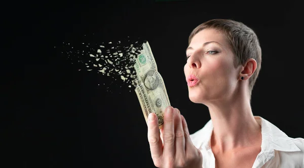 Kortharige Vrouw Wit Business Shirt Blaast Lucht Ons Dollar Bankbiljet — Stockfoto