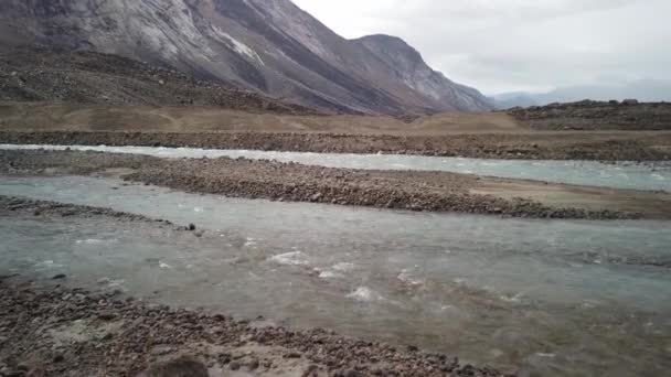 Panorama Rivière Sauvage Qui Jette Dans Lac Summit Dans Nature — Video