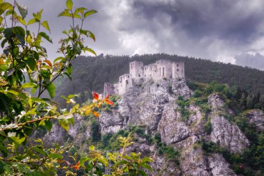 Kayalık dağdaki esrarengiz şato harabesi. Slovakya 'daki Mala Fatra Ulusal Parkı' ndaki Strecno kalesi. Avrupa 'da resim gibi bir ortaçağ şatosu. Dramatik gökyüzü ve atmosfer. Eski Karpatlar Kalesi