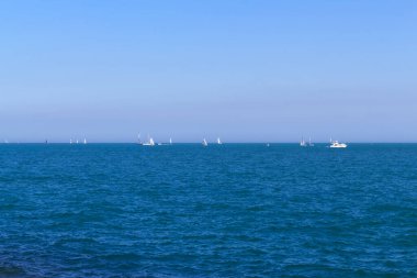 Chicago 'da Michigan Gölü' nde yatlar denize açılıyor. Yelkenli tekneler. Parlak mavi gökyüzü ile mavi dalgalar. Yaz manzaralı arka plan.