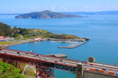 Golden Gate Köprüsü manzaralı yol manzaralı arabalar, San Francisco Körfezi, yat limanı iskelesi ve Angel Adası olan Horseshoe Körfezi. Kaliforniya dönüm noktası.