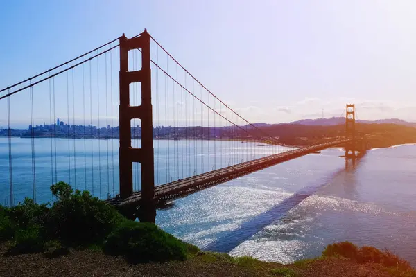 Güneş ışığı manzaralı Golden Gate Köprüsü. Kaliforniya dönüm noktası.