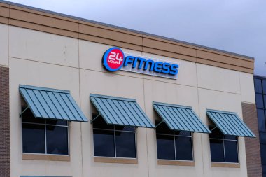 Highlands Ranch, Colorado, ABD - 01 Nisan 2024: 24 Şirket logosu olan Fitness Spor Salonu. Popüler fitness merkezi spor kulübü konumu. 