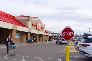 King Soopers süpermarketinin otoparkında alışveriş arabası ve dur işareti var..