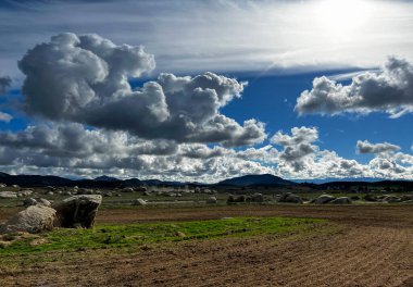 Açık arazi, güzel bulutlar, arka planda dağlar
