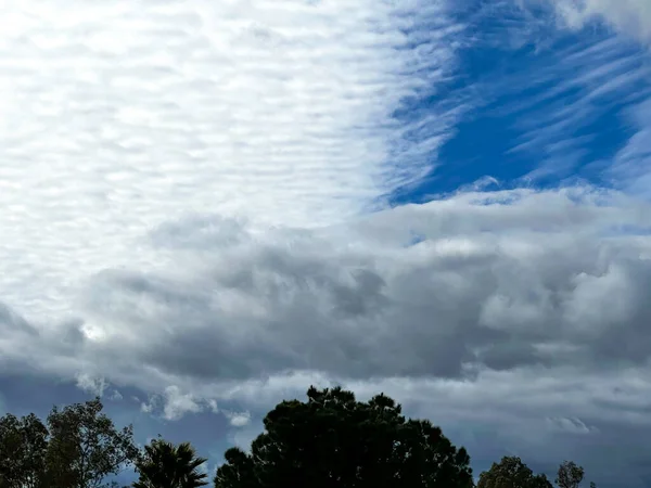 Tierra Abierta Con Hermosas Nubes Montañas Fondo — Foto de Stock