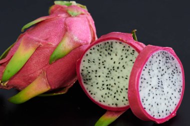 Yeşil yapraklı güzel pembe egzotik ejderha meyvesi parçaları. Yüksek kalite fotoğraf