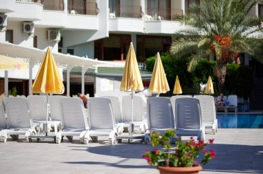 Yaz tatili, güneşli bir güneş altında havuz kenarında. Yüksek kalite fotoğraf