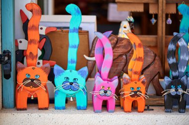 Oyuncak dükkanının vitrininde renkli, güzel kedilerden oluşan bir aile. Yüksek kalite fotoğraf