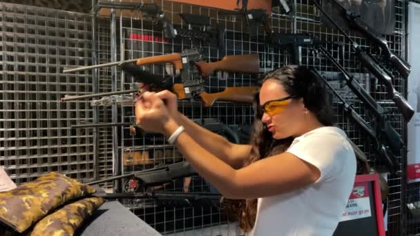 Una Chica Disparando Con Arma Campo Tiro Cámara Lenta Cámara — Vídeo de stock