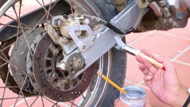 Malen Motorrad Mit Pinsel Hause Motorrad Reparieren Filmmaterial — Stockvideo