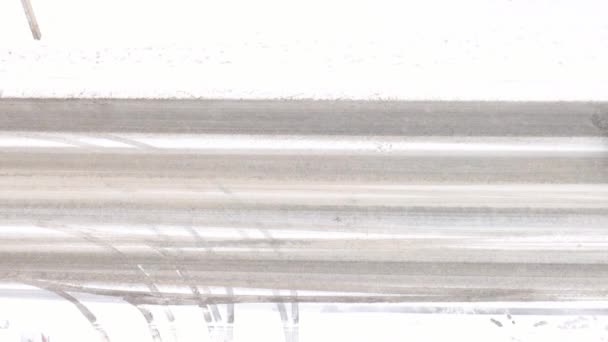 Samochód Ostrożnie Jeździ Śnieżną Pogodę Widok Góry Materiał — Wideo stockowe