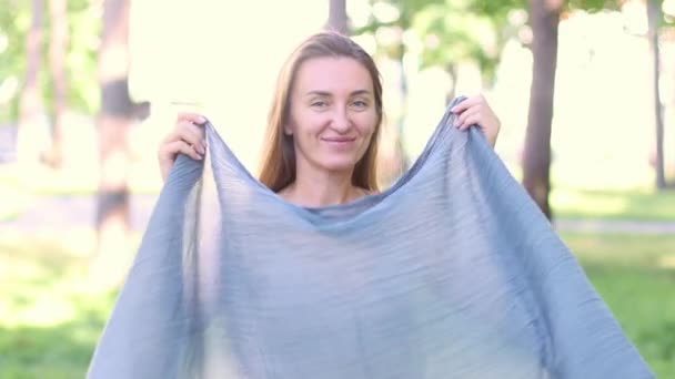 Mujer Sonriente Jugando Con Bufanda Parque Verano Los Rayos Sol — Vídeos de Stock