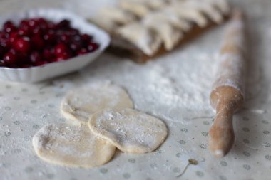 Kirazlı hamur tatlısı yapmak için hamur parçaları. Seçici odak. 