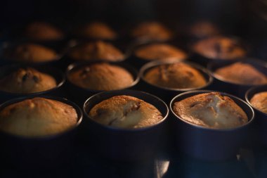 Kurabiye keskisi içinde fırında kek. - Yakın çekim. Seçici odak