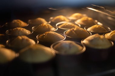 Kurabiye keskisi içinde fırında kek. Seçici odak