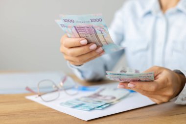 Ukraynalı elinde 1000 banknot tutan bir kadın. Ukrayna parası say.