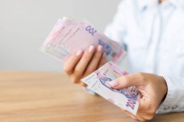 Kadın Ukrayna 'ya 200 banknot öneriyor. Ukrayna parası