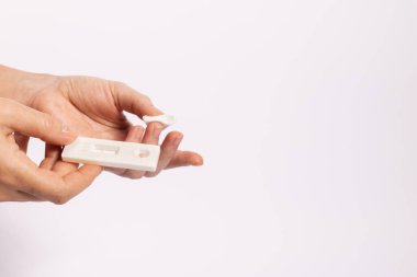 HIV için kan testinden sonra pamuklu çubukla parmak. Kopyalama alanı olan bir beyaz üzerinde.