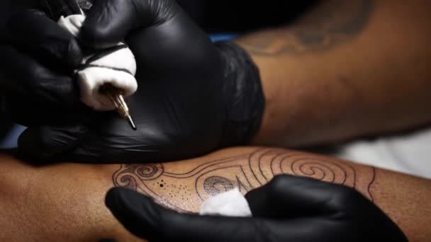 Maestro Del Tatuaje Manos Ocupadas Con Trabajo Salón Tatuajes Cerca — Vídeos de Stock