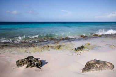 Turkuaz deniz suyuyla kumsal. Tropik deniz manzarası