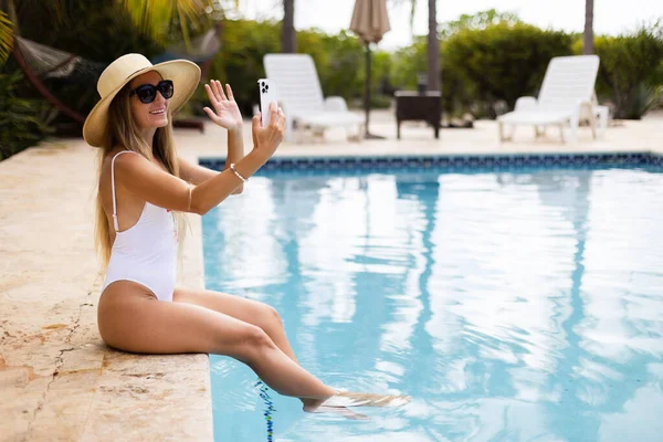 Uśmiechnięta Dziewczyna Kostiumie Kąpielowym Kapeluszu Chętnie Rozmawia Kimś Przez Telefon — Zdjęcie stockowe