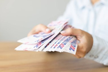 Ukrayna 'ya 200 banknot öneren bir kadın. Ukrayna parası